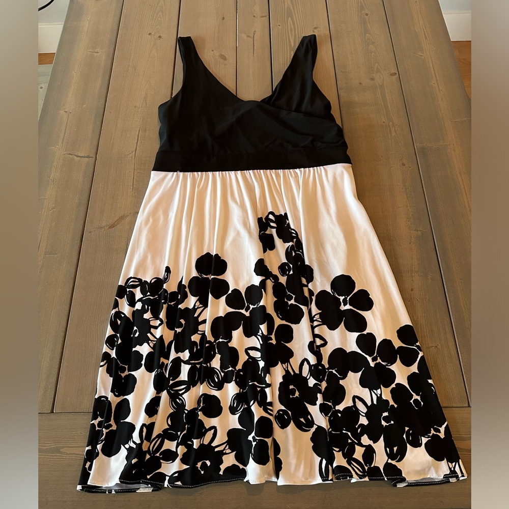 Le Chateau Dress. Flattering.  Size Medium.  Should fit an 8/10.  $40